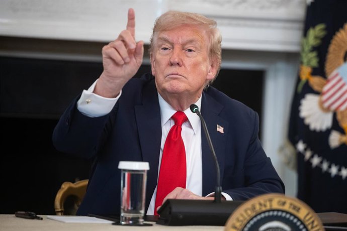 8 de outubro de 2025, Washington, Distrito de Columbia, EUA: O presidente dos Estados Unidos, Donald J. Trump, discursa durante uma mesa redonda sobre antifa na Sala de Jantar do Estado da Casa Branca em Washington, DC, EUA, em 8 de outubro de 2025