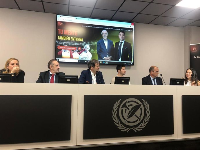 La facultad de Ciencias de la Información acogió un ciclo de mesas redondas sobre deporte y salud mental. Asistieron destacados deportistas, Fran Garrigós, Marta Arce, Vicente del Bosque, Iker Casillas, Miriam Gutiérrez, y expertos en la materia