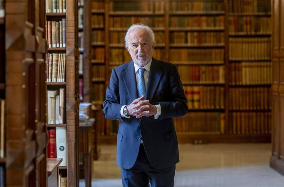El director de la Real Academia Española (RAE) y presidente de la Asociación de Academias de la Lengua Española (ASALE) posa en la sede de la RAE, en una entrevista con Europa Press.