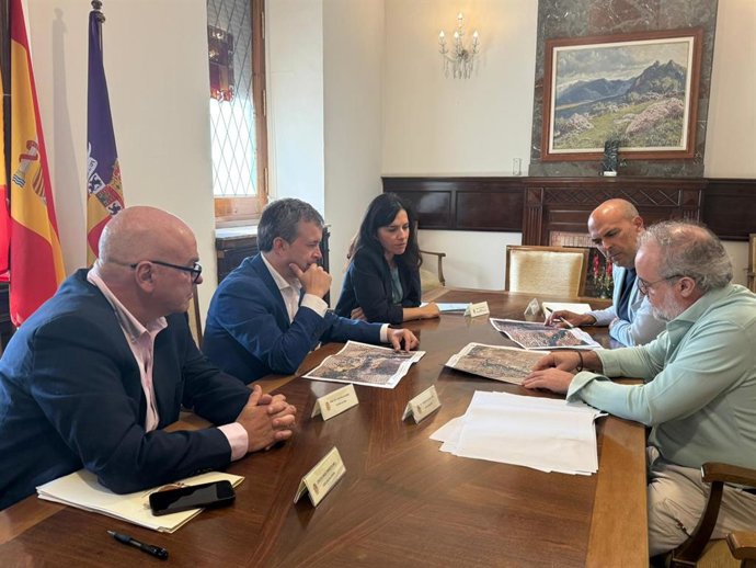 Reunión en el Ayuntamiento de Jaén con la presidenta de la CHG, Gloria Martín.
