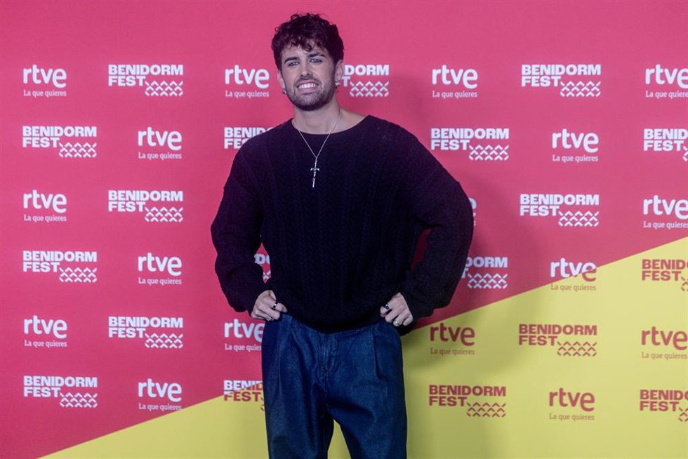 El cantante Mikel Herzog Jr. durante la presentación de los artistas que participarán en el Benidorm Fest, a 9 de octubre de 2025, en Madrid (España). Radio Televisión Española anuncia hoy los participantes que finalmente asistirán a la quinta edición d
