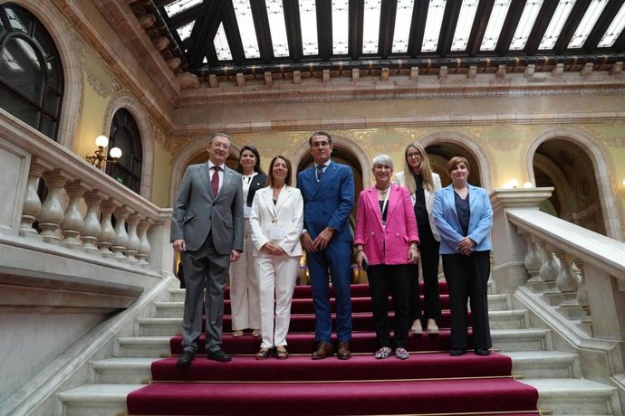 Representantes del ICAB con el diputado del PP Pere Lluís Huguet.