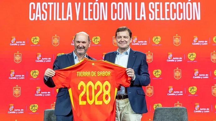 Rafael Louzán y Alfonso Fernández Mañueco tras presentar el acuerdo de patrocinio hasta 2028 de 'Tierra de Sabor' para las selecciones masculina y femenina de fútbol