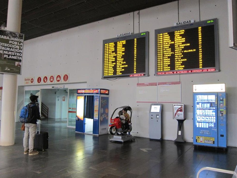 Archivo - Estación Delicias de Zaragoza, en la zona de autobuses.