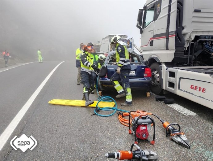 Accidente entre un turismo y un camión en la N-630, en Lena.