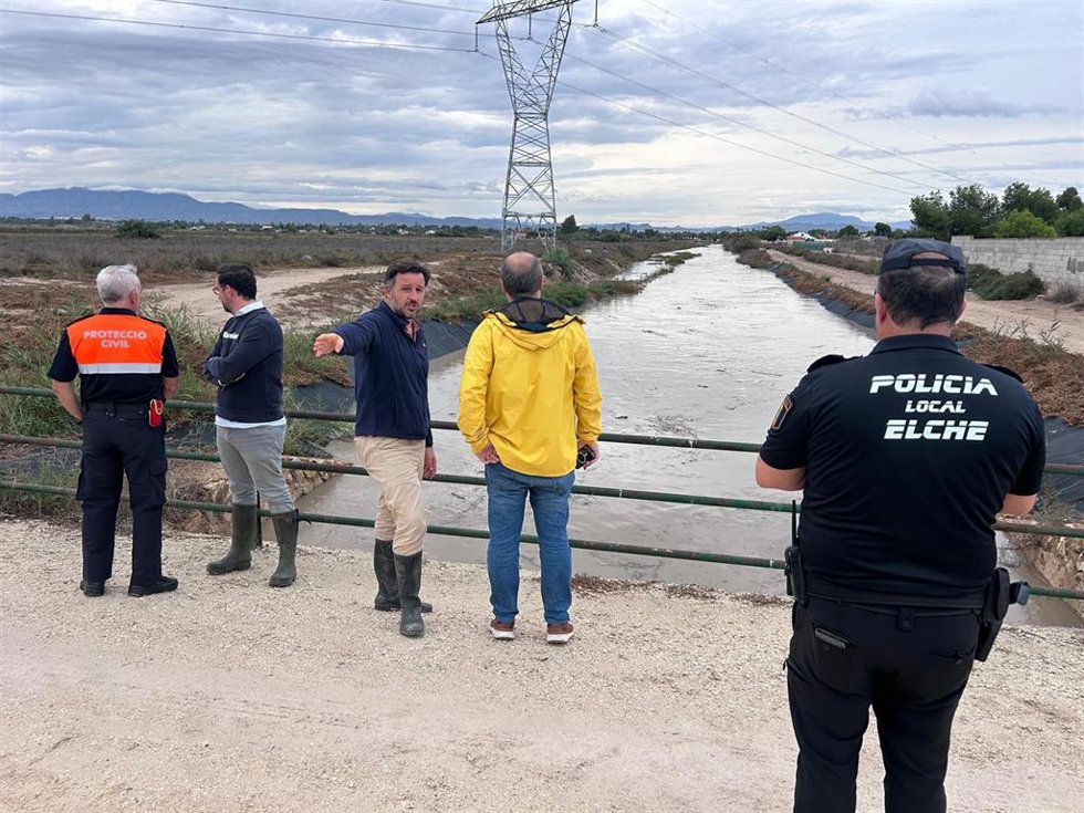 El alcalde de Elche, Pablo Ruz, y efectivos vigilan zonas inundables del municipio