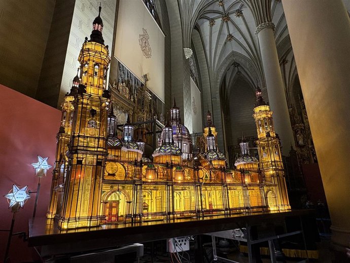 Farol de la Basílica del Pilar, del Rosario de Cristal, restaurado.