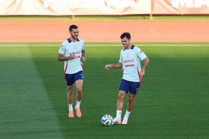 Mikel Merino e Martin Zubimendi, da Espanha, em ação durante uma sessão de treinamento antes dos jogos das eliminatórias da Copa do Mundo de 2026 contra a Geórgia e a Bulgária, na Ciudad del Futbol, em 7 de outubro de 2025, em Las Rozas, Madri, Espanha.
