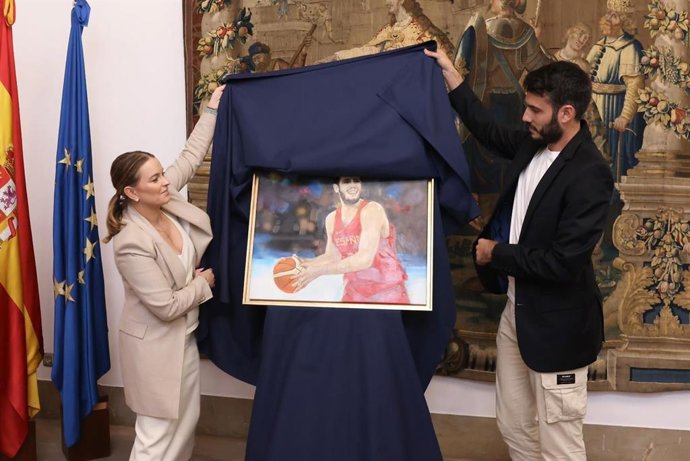 La presidenta del Govern, Marga Prohens, recibe al exjugador de baloncesto Alex Abrines