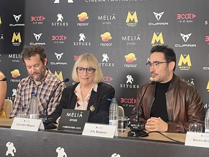 El director Martín Mauregui, l'actriu Carmen Maura i el productor J.A.Bayona, en la presentació de 'Vella boja' en el Festival de Sitges