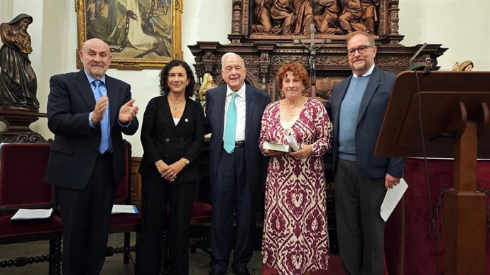 La presidenta del Teléfono de la Esperanza, Ladis García del Río, junto a dos usuarias de la organización tras recoger el Premio Ana Casanueva 2025 acompañadas por Carlos Fernández Collado, Irene Díaz, Carlos Casanueva Varas y Francisco Xavier Casanueva.