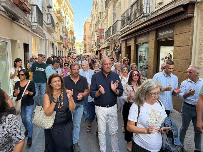 El secretario general del PSOE de Cádiz, Juan Carlos Ruiz Boix, en la manifestación por los fallos del cribado de cáncer de mama.