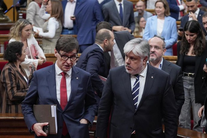 El presidente de la Generalitat, Salvador Illa (i), y el presidente de Junts en el Parlament, Albert Batet (d), en la segunda jornada del Debate de Política General, en el Parlament de Catalunya, a 8 de octubre de 2025, en Barcelona, Catalunya (España)