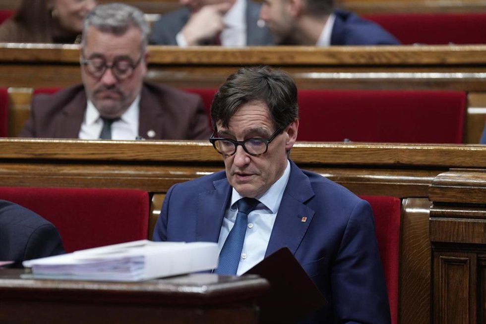 El president de la Generalitat de Cataluña, Salvador Illa, durante la primera jornada del Debate de Política General, en el Parlament de Catalunya, a 8 de octubre de 2025, en Barcelona, Catalunya (España).