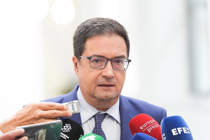 El ministro para la Transformación Digital y de la Función Pública, Óscar López, atiende a los medios de comunicación a su llegada a la IX Cumbre Global de la Alianza de Gobierno Abierto (OGP) 2025, en el Palacio de Congresos Europa, a 9 de octubre de 202