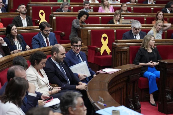 El president de la Generalitat, Salvador Illa (c), durante la segunda jornada del Debate de Política General, en el Parlament de Catalunya, a 8 de octubre de 2025