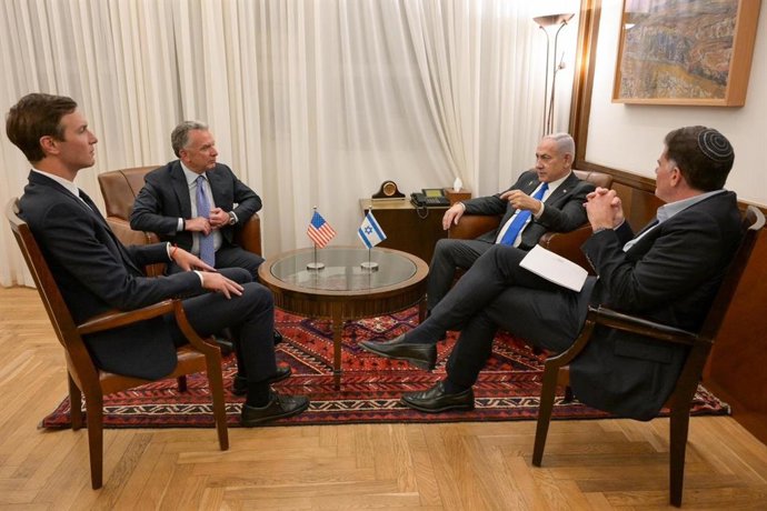 El primer ministro de Israel, Benjamin Netanyahu, se reúne con el enviado especial estadounidense para Oriente Próximo, Steve Witkoff, y con el yerno del presidente, Jared Kushner