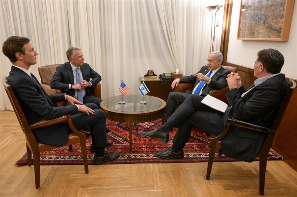El primer ministro de Israel, Benjamin Netanyahu, se reúne con el enviado especial estadounidense para Oriente Próximo, Steve Witkoff, y con el yerno del presidente, Jared Kushner