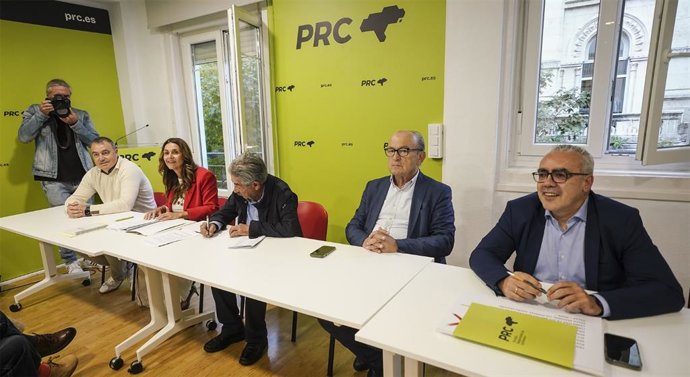 Paula Fernández, Revilla, Marcano y Hernando, en una reunión de la Ejecutiva del PRC