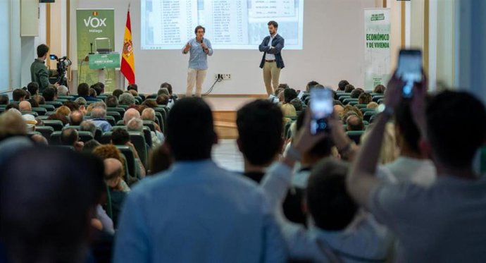 El portavoz nacional de Vivienda, Carlos Hernández Quero, y el portavoz nacional de Economía e Industria, José María Figaredo, en la presentación del nuevo Programa Económico y de Vivienda de Vox.