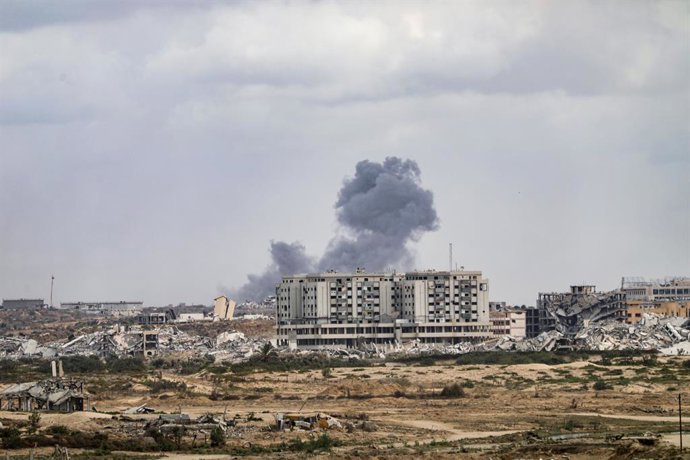 9 de outubro de 2025, Campo de Nusairat, Faixa de Gaza, Território Palestino: A fumaça aumenta quando as forças israelenses atacam para impedi-los de atravessar para o norte pela Rua Rashid, apesar do acordo de cessar-fogo alcançado e que deve entrar em v