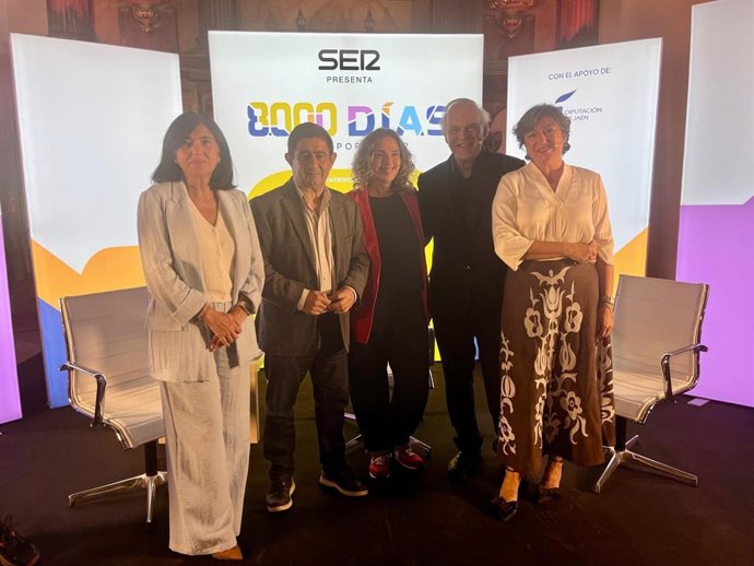 El presidente de la Diputación de Jaén, Paco Reyes, acompañado de la vicepresidenta segunda y diputada de Igualdad, Políticas Sociales y Juventud, Francisca Medina, en la celebración del foro '8.000 días'.