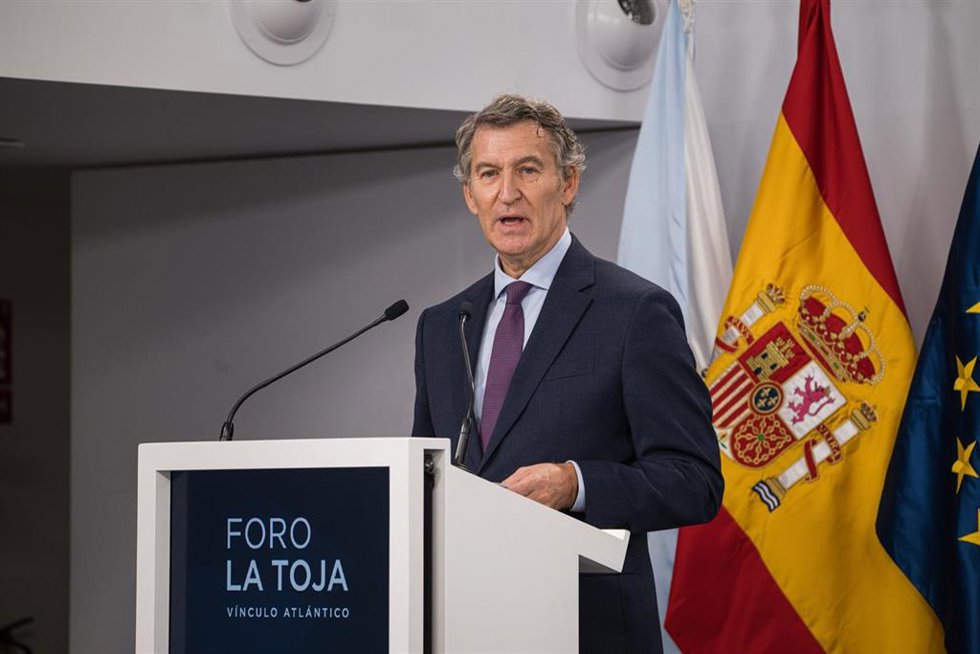 El presidente del Partido Popular, Alberto Núñez Feijóo, interviene durante la segunda jornada del Foro de La Toja - Vínculo Atlántico 2025, en el Eurostars Gran Hotel La Toja, a 3 de octubre de 2025, en la Illa de la Toja, Pontevedra, Galicia (España