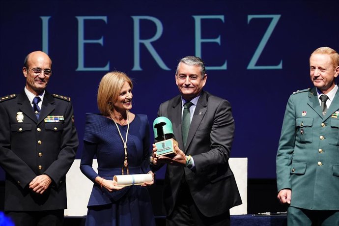 El consejero de la Presidencia, Interior, Diálogo Social y Simplificación Administrativa, Antonio Sanz, recibe uno de los galardones en la gala. 