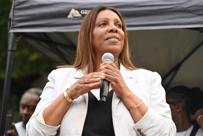 Archivo - 5 de agosto de 2025, Brooklyn, Nova York, EUA: A procuradora-geral de Nova York, Letitia James, aparece na 78ª Delegacia da NYPD como parte do "National Night Out" no Brooklyn, Nova York, EUA, na terça-feira, 5 de agosto de 2025