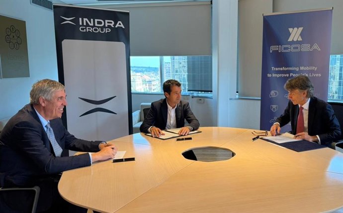 El presidente ejecutivo de Indra Group, Ángel Escribano, y Javier Pujol, consejero de Ficosa Inversión.