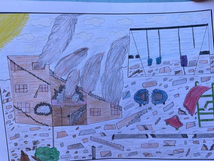 Archivo - Drawings by child in Gaza who attended Save the Children's Child Friendly Space for Mental Health and Psychosocial Support (MHPSS) and educational activities.