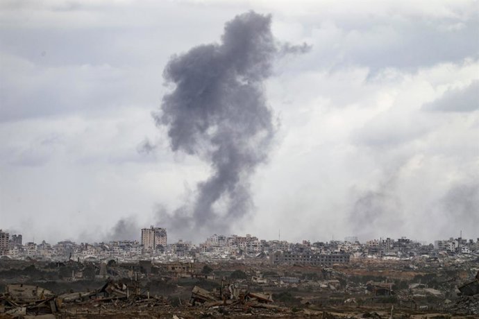 9 de outubro de 2025, Campo de Nusairat, Faixa de Gaza, Território Palestino: A fumaça aumenta quando as forças israelenses atacam para impedi-los de atravessar para o norte pela Rua Rashid, apesar do acordo de cessar-fogo alcançado e que deve entrar em v