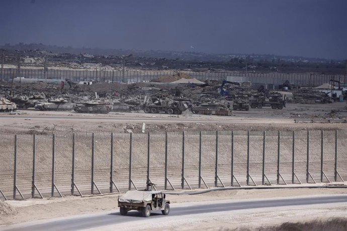 Vehículos militares israelíes en la frontera israelí con Gaza