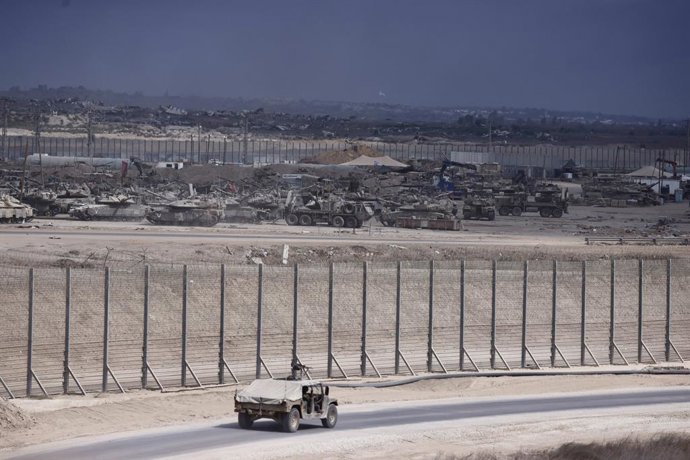 FRONTEIRA DE GAZA, 9 de outubro de 2025 -- Veículos militares israelenses são vistos na fronteira israelense com Gaza em 9 de outubro de 2025. Israel e o Hamas estão se preparando para implementar um acordo de cessar-fogo em Gaza, com uma cerimônia oficia