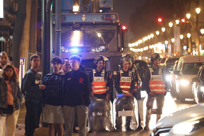 Archivo - Fuerzas de seguridad vigilan un cruce de caminos durante una manifestación para exigir mejores servicios públicos en el centro de Rabat, Marruecos