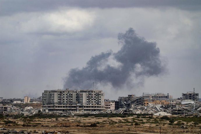 Una columna de fum s'eleva enmig dels atacs israelians ataquen al camp de refugiats de Nuseirat, a la Franja de Gaza, malgrat l'acord d'alto el foc aconseguit