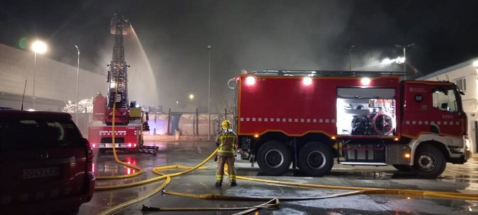 Estabilizado de madrugada un incendio en una empresa de reciclaje de Constantí (Tarragona)