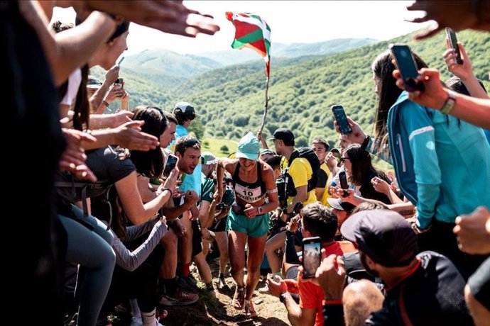 La donostiarra Sara Alonso, flamante campeona de la pasada edición de la Zegama-Aizkorri, a su paso por Sancti-Spiritu.