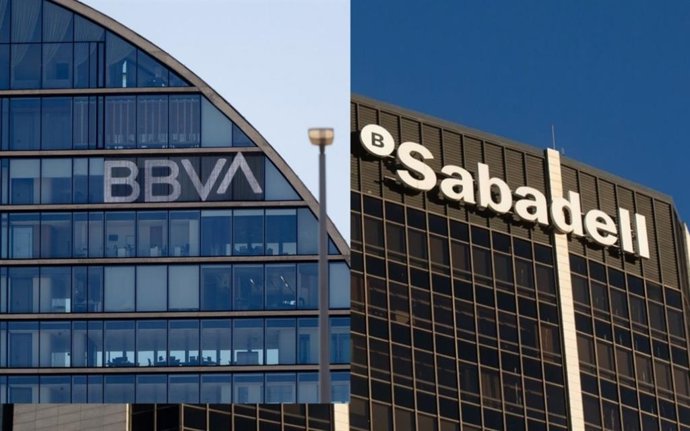 Archivo - Logos de BBVA y Banco Sabadell