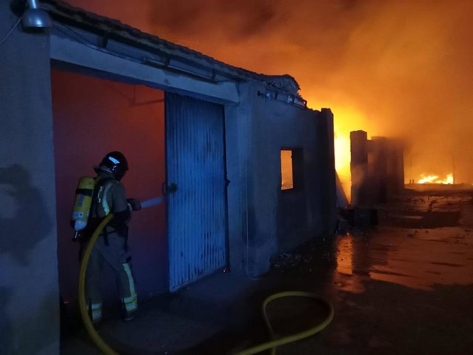 Bomberos controlan el incendio de dos camiones y una nave en Cañada de Gallego en Mazarrón