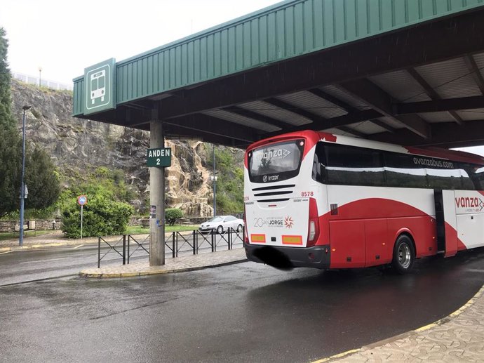 Archivo - Estacion de autobús con un vehículo aparcado.