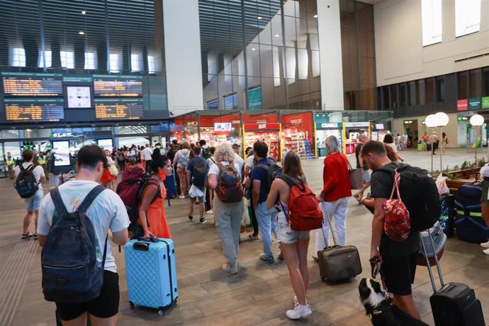 Archivo - Viajeros en la estación de Santa Justa esperan a coger sus trenes.Imagen de archivo.