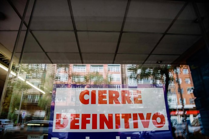 Archivo - Un cartel de 'Cierre definitivo' en una cristalera