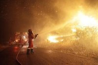 La Comunidad amplía su colaboración en la extinción del incendio en Toledo con 11 dotaciones más y un bulldozer