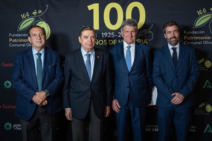 El ministro de Agricultura, Pesca y Alimentación, Luis Planas, el presidente de la Fundación Patrimonio Comunal Olivarero, Rafael Sánchez de Puerta, su vicepresidente primero, Pedro Barato y director gerente Iñaki Benito, en el acto del Centenario