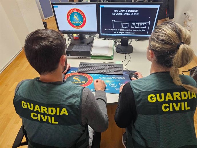 Dos agentes de Guardia Civil.