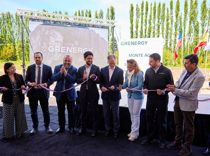 Grenergy coloca primera piedra de su planta híbrida 'Monte Águila' en Chile, en la que invertirá 228 millones