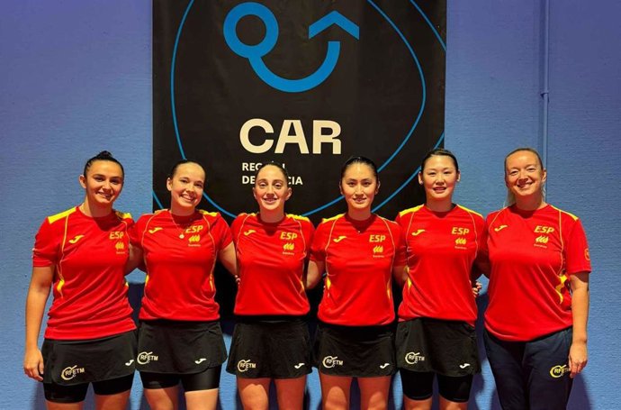 La selección femenina de tenis de mesa durante su concentración en Murcia