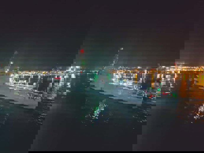 El buque de acción marítima 'Furor' zarpa desde el puerto de Cartagena, rumbo a prestar apoyo a los barcos que integran la Global Sumud Flotilla que se dirige a Gaza, a 26 de septiembre de 2025, en Cartagena, Murcia (España)