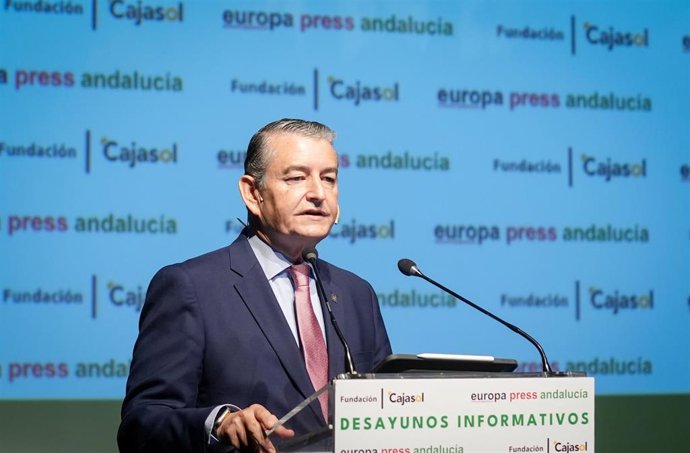 El consejero de Presidencia, Interior, Diálogo Social y Simplificación Administrativa, Antonio Sanz interviene en los desayunos informativos de Europa Press Andalucía. A 06 de octubre de 2025, en Sevilla (Andalucía, España).